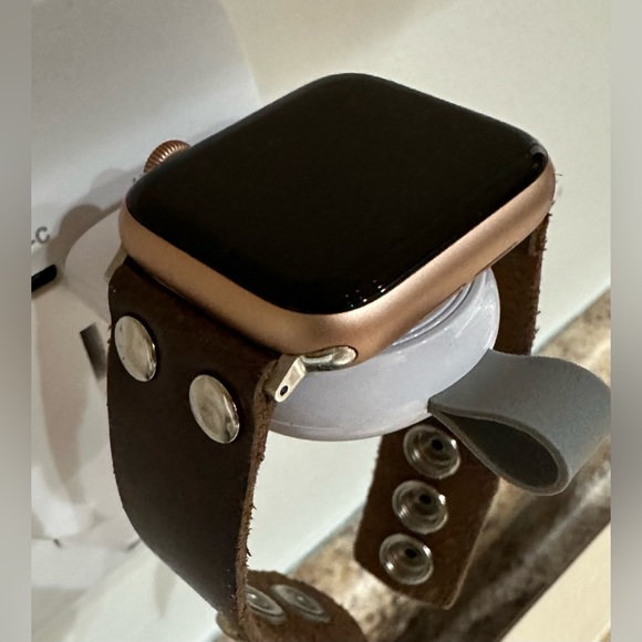 Smart Watch Charger. Very small and convenient! I LOVE mine🥰🥰 - Picture 4 of 5